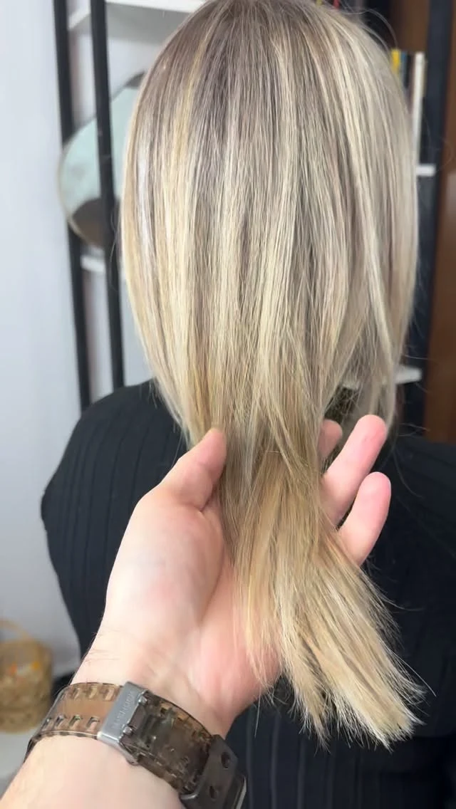 Bob blond, văzut din spate
